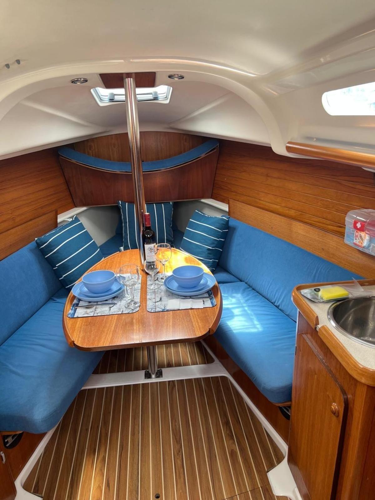 Deepblue Sail Boat Botel *